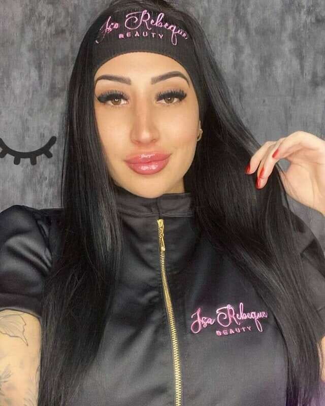 Cliente do Isa La$h em momento de cuidado e serenidade